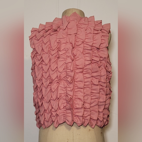 Pink vintage top with ruffles and round wooden buttons. - Picture 3 of 4
